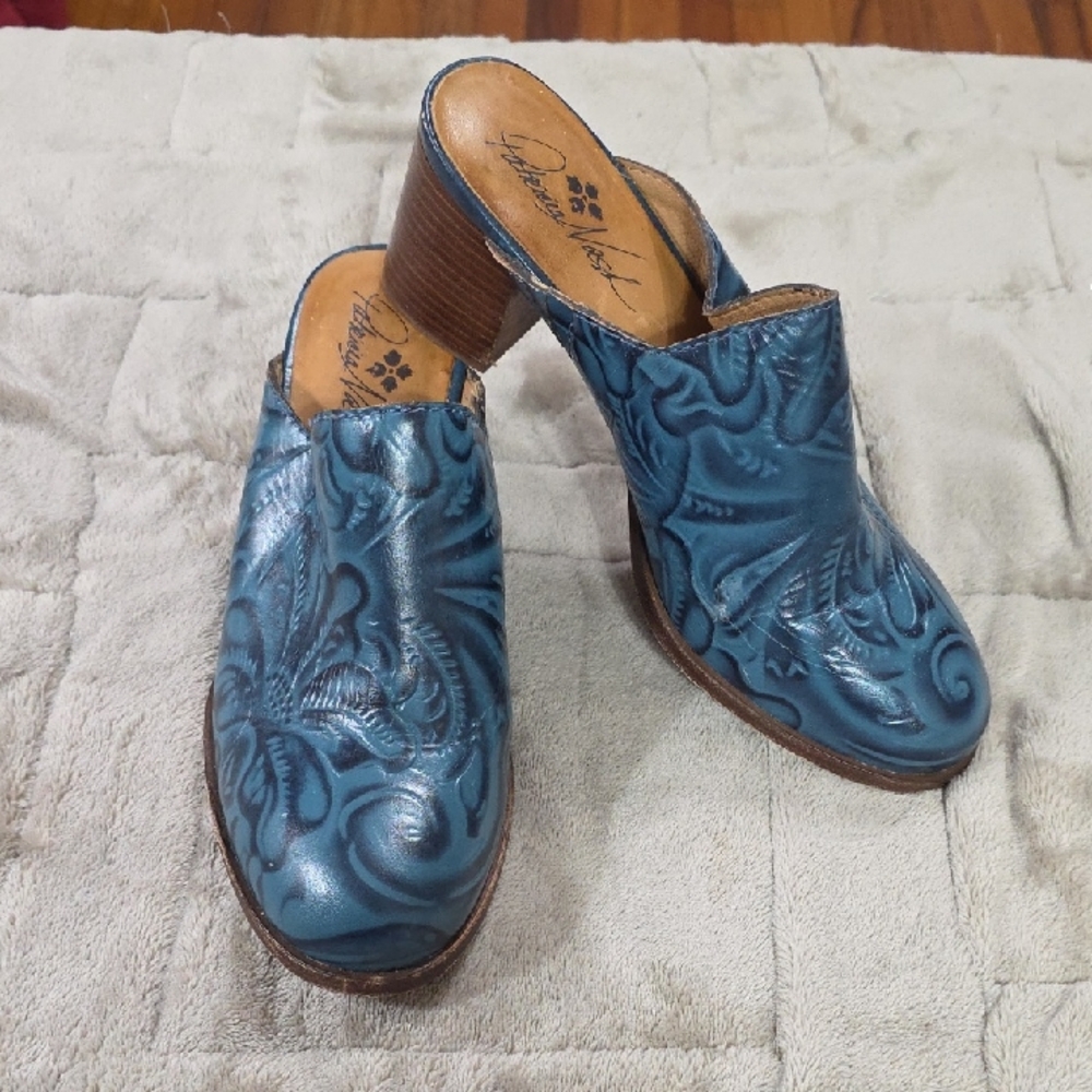 Patricia Nash Women's Heeled Clogs Teal/Black Leather? Embossed Sz 7.5 GUC READ